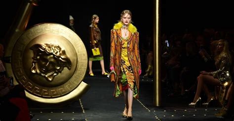 Versace traina Capri Holding, riviste le stime per l’esercizio